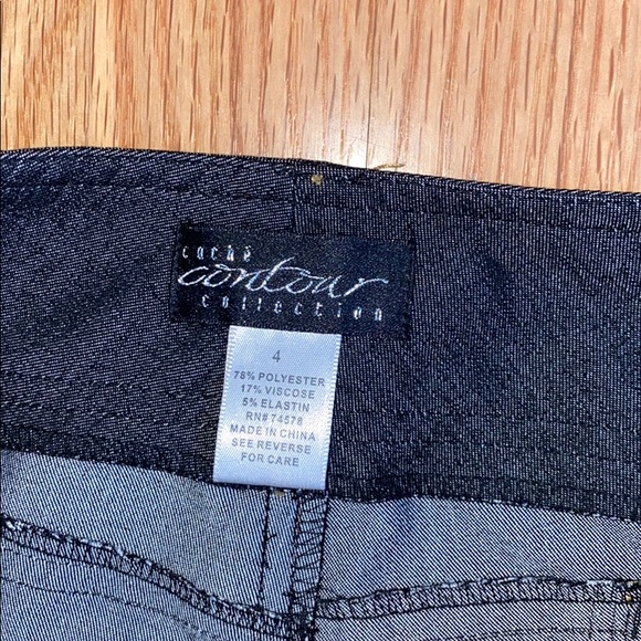 Jean type of pants - Picture 3 of 3